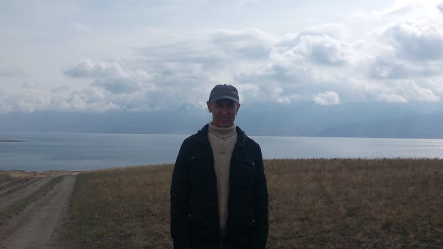 бело