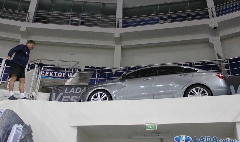 Лада Веста выставили в ледовом комплексе «Лада Арена» в Тольятти