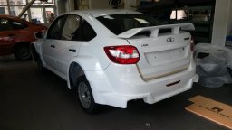 белая лада гранта лифтбек с тюнинг обвесом