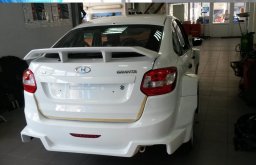 белая лада гранта лифтбек с тюнинг обвесом