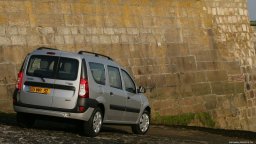 картинки Лада Ларгус (Dacia Logan MCV) для рабочего стола