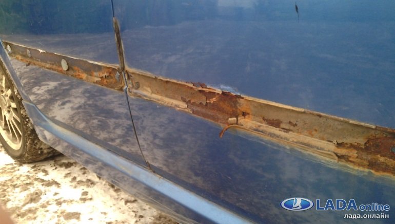 ржавчина под молдингом двери автомобиля
