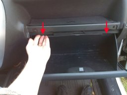 Отжать защелки удерживающие верхний край крышки бардачка лада гранта