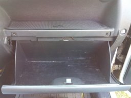 Открыть крышку бардачка лада гранта