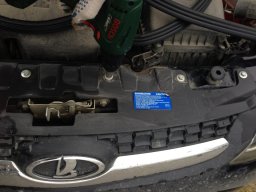 Откручиваем верхние крепления решетки радиатора Лада Калина 2