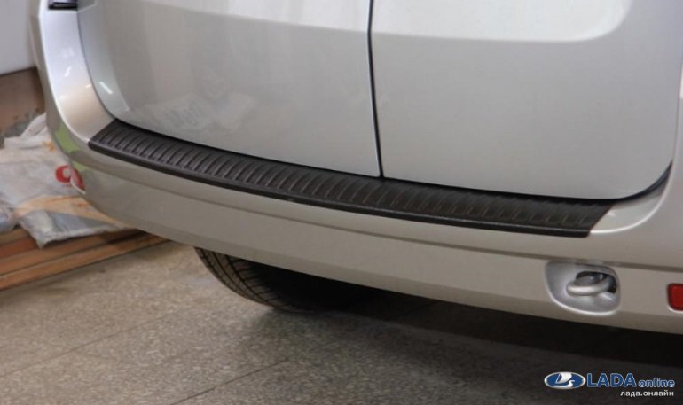 Установка накладки на задний бампер Лада Ларгус