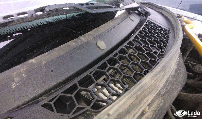 Замена жабо (ветровая накладка) Лада Приора старого образца на нового