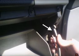 правый ограничитель бардачка лада приора