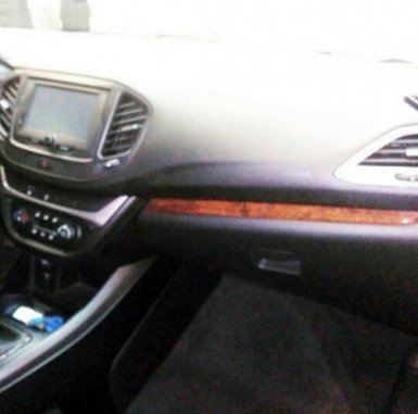 салон под дерево у Лада Веста