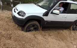 заезд на песчаную горку на Ниве Шевроле