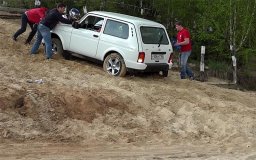 заезд на песчаную горку, Ниве 4х4 забуксовала