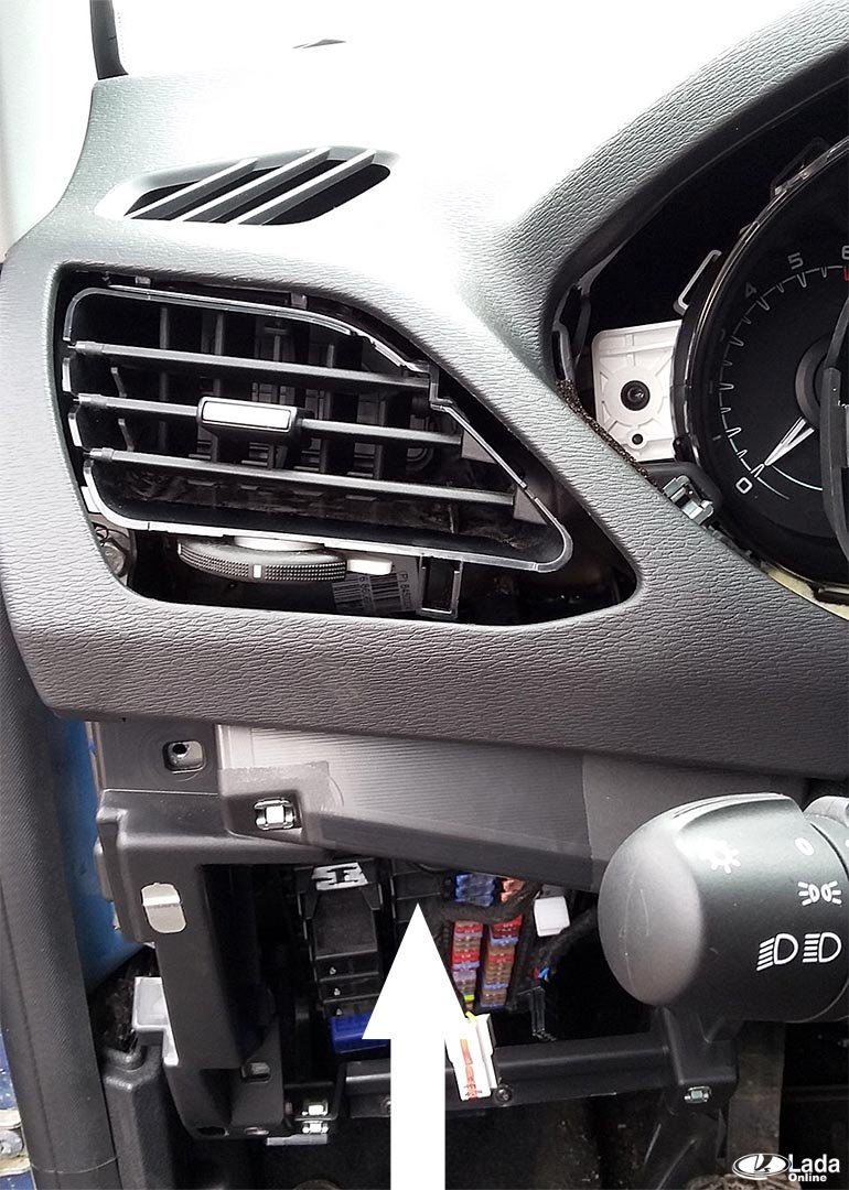 снять левый воздуховод Весты снять левый воздуховод Весты