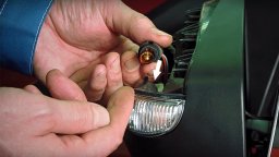 заменить лампу в боковом зеркале xray