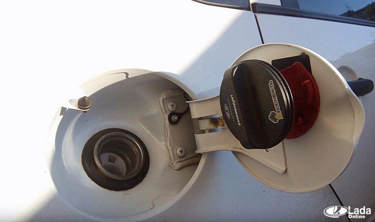 Установка кронштейна крышки бензобака на LADA Установка кронштейна крышки бензобака на LADA