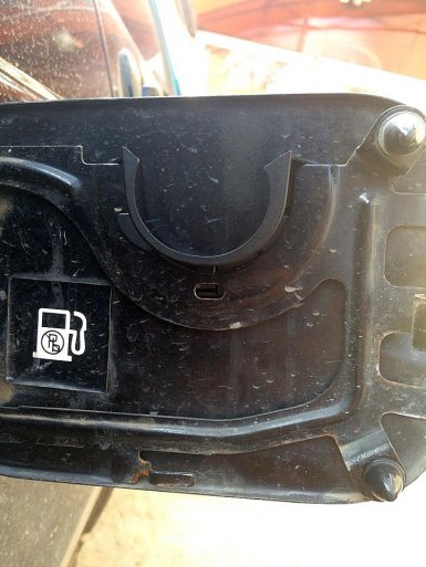 кронштейн крышки бензобака на Лада Приора