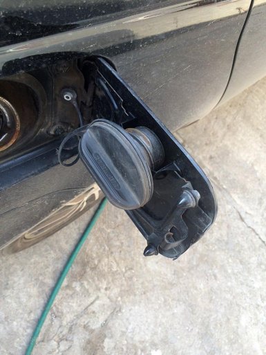 кронштейн крышки бензобака на Лада Приора