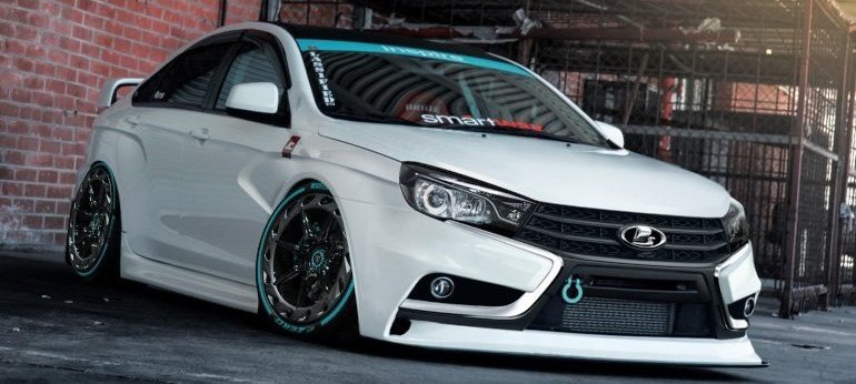 лада веста с ресничками на фарах