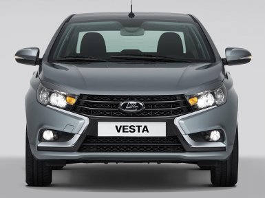 Лада Веста с ресничками на фарах