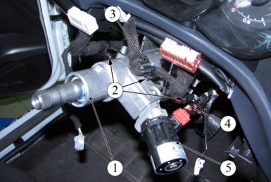 Отсоединить колодку с проводами №4 от замка зажигания №5 Lada Vesta и XRAY
