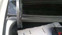 Установка уплотнителя багажника на Лада Веста вариант №2