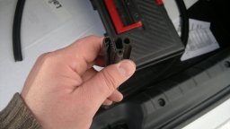 Установка уплотнителя багажника на Лада Веста вариант №2