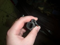 Установка уплотнителя багажника на Лада Веста вариант №1