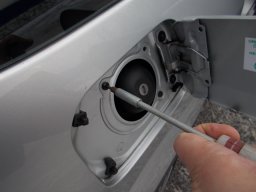 установка облицовки лючка бензобака на Лада Ларгус