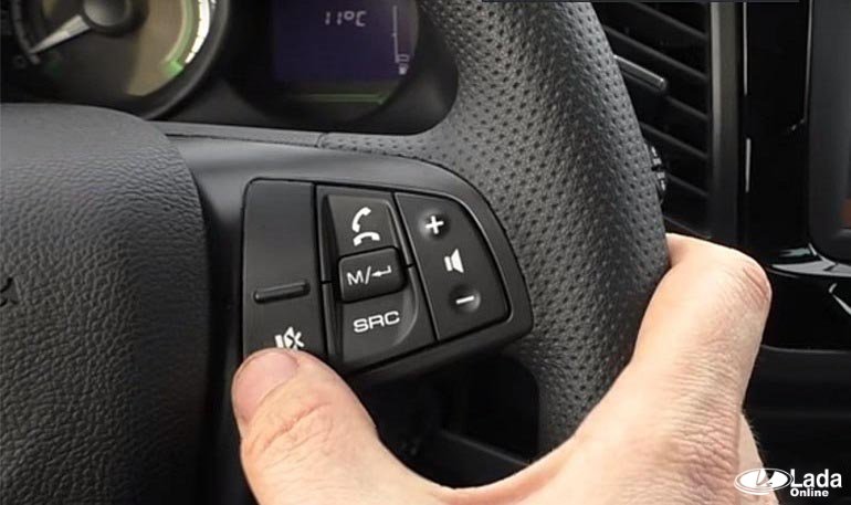 Как переключать треки/радиостанции на руле Lada XRAY Как переключать треки/радиостанции на руле Lada XRAY