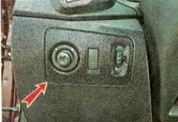 Снять накладку с переключателями, отшелкнув фиксаторы (поддеваем плоской отверткой).