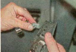 Отсоединяем колодку с проводами электрокорректора фар