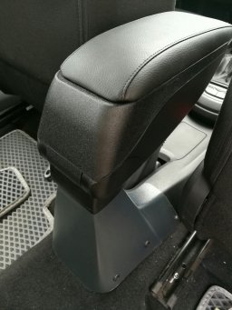 штатный подлокотник Armster на Лада Веста