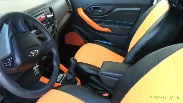 Оранжевая пленка в салоне XRAY: