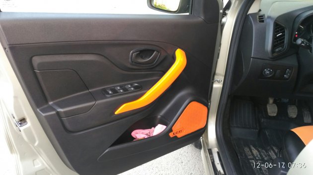 Оранжевая пленка в салоне XRAY: