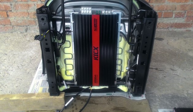 Установка усилителя на Весте под переднем сиденьем.