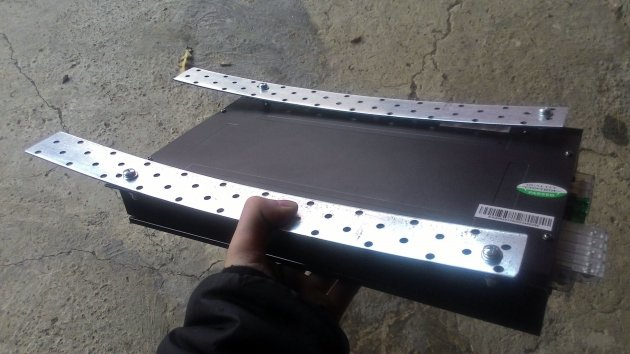 Установка усилителя на Весте под переднем сиденьем.