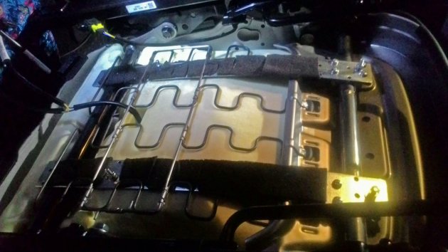 Установка усилителя на Весте под переднем сиденьем.