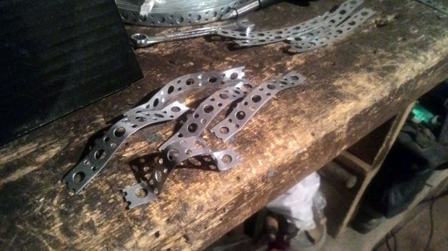 Установка усилителя на Весте под переднем сиденьем.