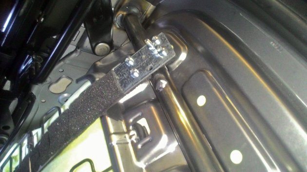 Установка усилителя на Весте под переднем сиденьем.