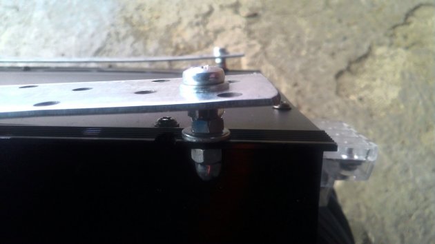 Установка усилителя на Весте под переднем сиденьем.