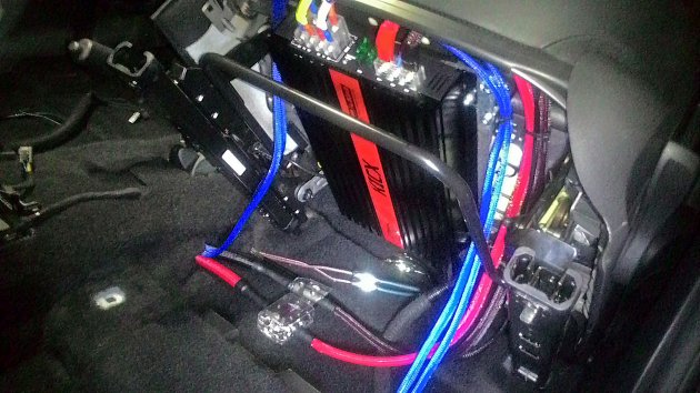 Установка усилителя на Весте под переднем сиденьем.