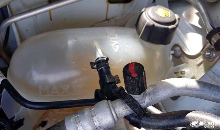 АВТОВАЗ отзывает Lada XRAY и Largus для замены расширительного бачка