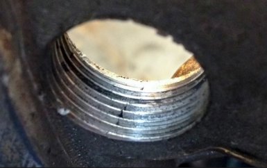 корпус КПП начинает трескаться (сливная пробка)