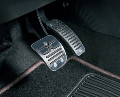 стальные накладки на педали автомобилей Lada XRAY и Веста с АМТ