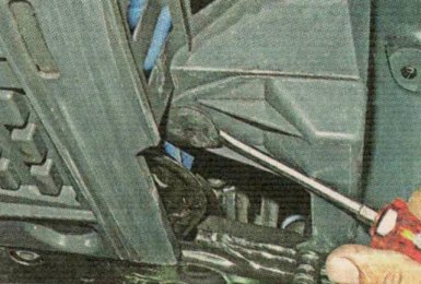 Извлечь фиксатор нижнего крепления lada xray