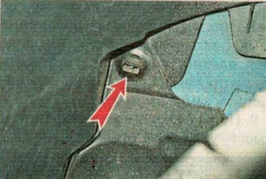 Вывернуть гайку верхнего крепления брызговика двигателя lada xray