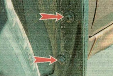 Вывернуть два болта бокового крепления, снимаем брызговик lada xray