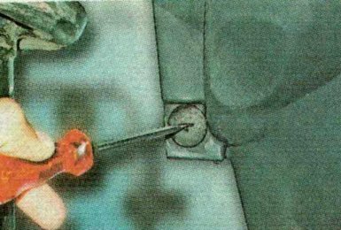 Отвернуть и извлечь держатель среднего крепления lada xray