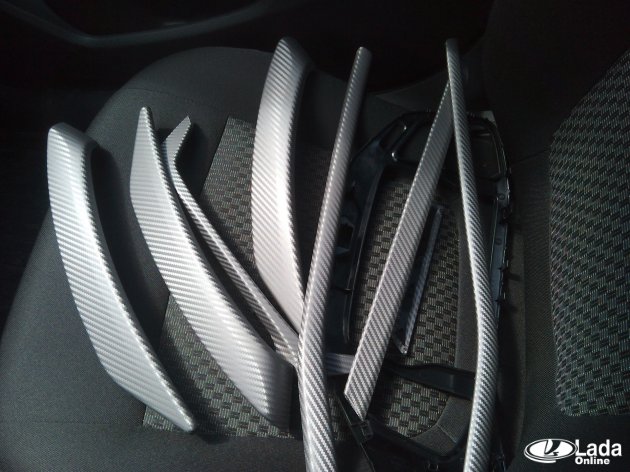 Салон Весты перетянут карбоновой пленкой: