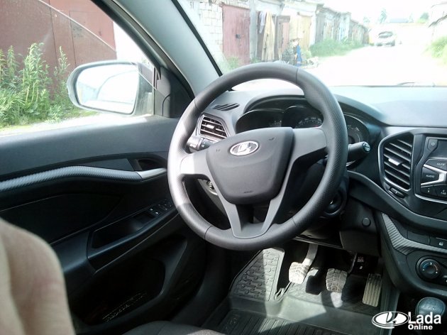 Салон Весты перетянут карбоновой пленкой: