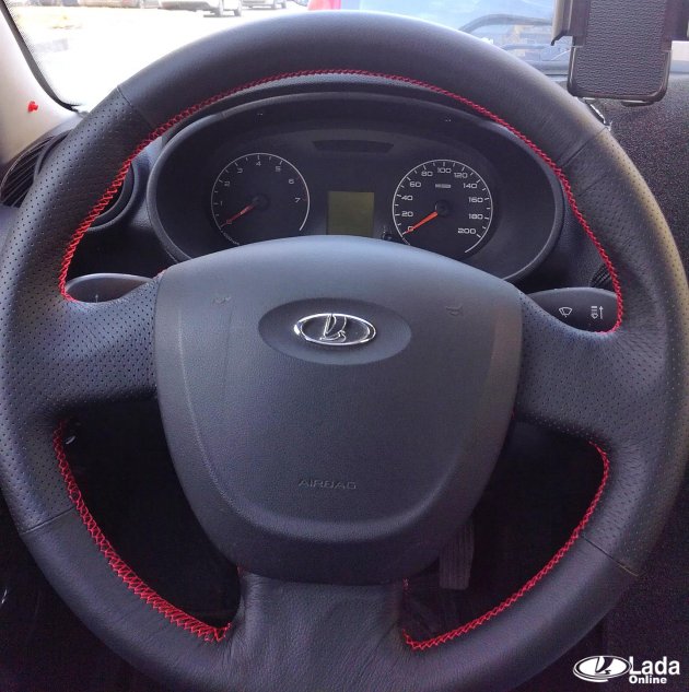 Кожаный руль на Гранте с красной строчкой: